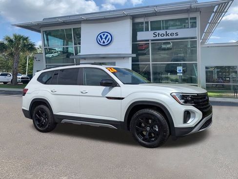 New 2026 Volkswagen Atlas Peak Edition image 2