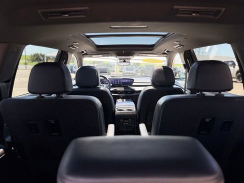 Used 2025 Buick Enclave Avenir FWD image 7