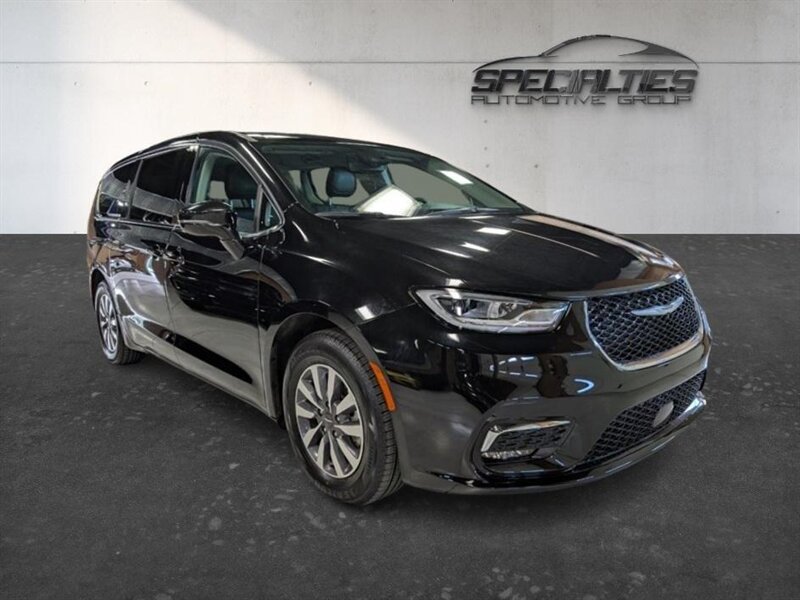Used 2024 Chrysler Pacifica Limited FWD image 1