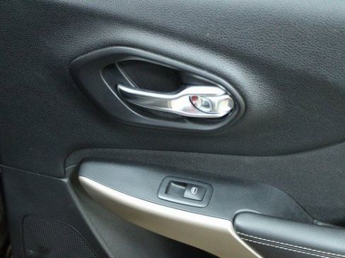 Used 2018 Jeep Cherokee Latitude w/ Cold Weather Group image 9