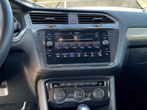 Used 2021 Volkswagen Tiguan SE image 32