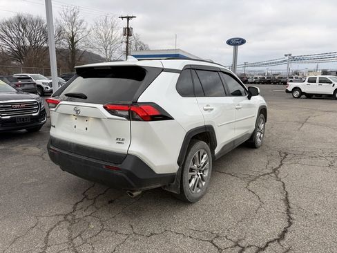 Used 2023 Toyota RAV4 XLE Premium image 7
