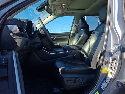 Used 2022 Toyota Highlander XLE AWD/4WD image 13