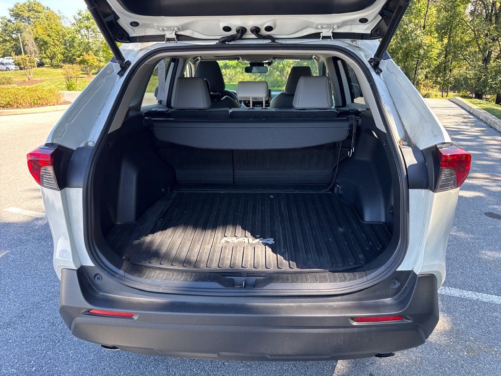 Used 2022 Toyota RAV4 XLE Premium AWD/4WD image 9