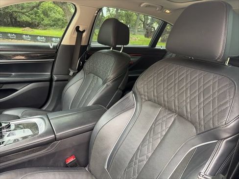 Used 2021 BMW 740i w/ Premium Package RWD image 10
