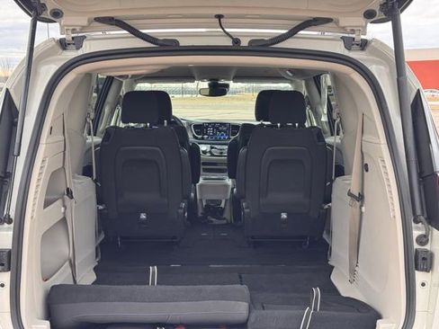 Used 2021 Chrysler Pacifica Touring w/ Uconnect Theater Family Group image 32