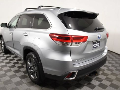 Used 2017 Toyota Highlander Limited Platinum AWD/4WD image 4