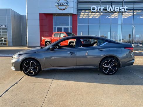 Used 2025 Nissan Altima 2.5 SR image 2