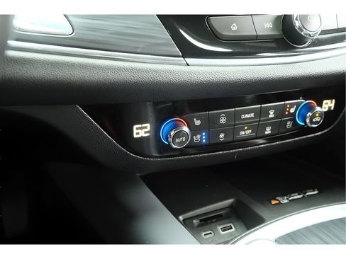 Used 2024 Buick Enclave Premium AWD/4WD image 19
