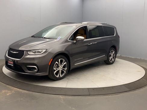 Used 2022 Chrysler Pacifica Pinnacle AWD/4WD image 9
