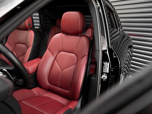 Certified 2025 Porsche Macan AWD/4WD image 5