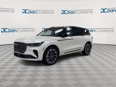 Used 2025 Lincoln Nautilus Reserve image 4