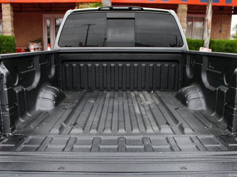 Used 2021 Nissan Titan SV w/ SV Convenience Package image 8