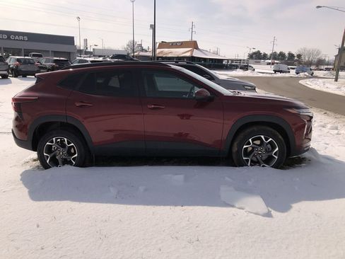 Used 2025 Chevrolet Trax LT w/ LT Convenience Package image 6