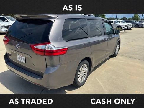 Used 2015 Toyota Sienna XLE w/ XLE Navigation Package FWD image 5