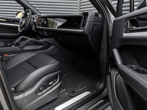 Certified 2025 Porsche Cayenne image 33