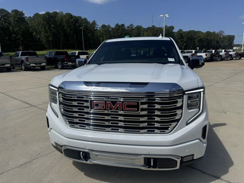 Used 2023 GMC Sierra 1500 Denali w/ Technology Package AWD/4WD image 2