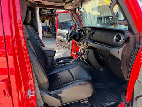 Used 2018 Jeep Wrangler Unlimited Sahara w/ Safety Group AWD/4WD image 9