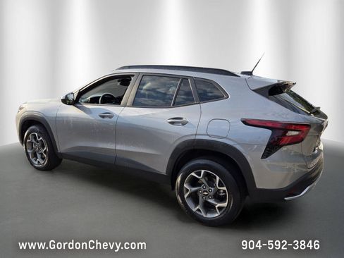 Certified 2025 Chevrolet Trax LT w/ LT Convenience Package FWD image 3