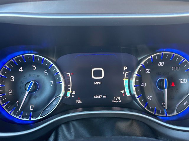 Used 2024 Chrysler Pacifica Touring-L FWD image 17