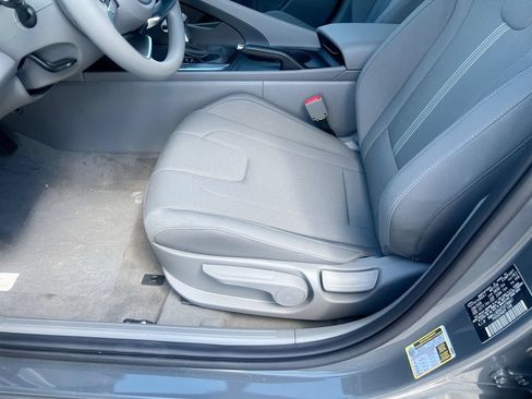 Used 2026 Hyundai Elantra SE FWD image 14
