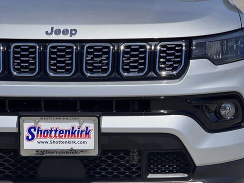 Used 2025 Jeep Compass Limited image 8