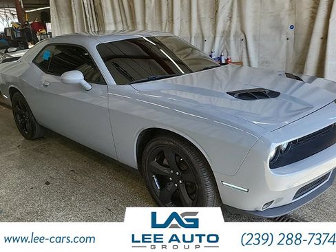 Used 2021 Dodge Challenger SXT w/ Driver Convenience Group RWD image 4