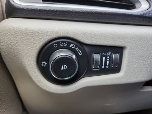 Used 2018 Chrysler Pacifica Touring-L image 14