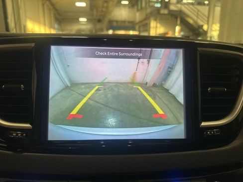 Used 2024 Chrysler Pacifica Touring-L image 21