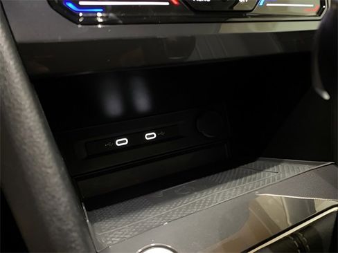 Used 2022 Volkswagen Tiguan SE image 47