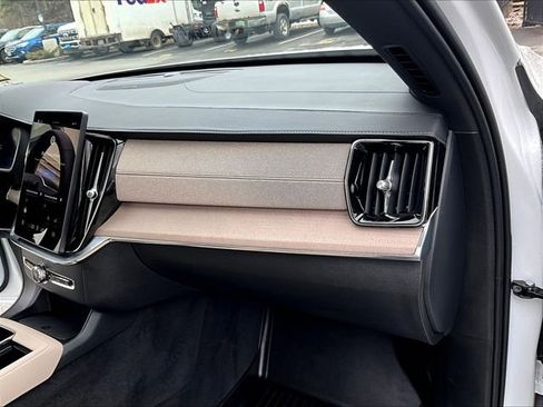 Used 2025 Volvo XC90 B6 Plus image 17