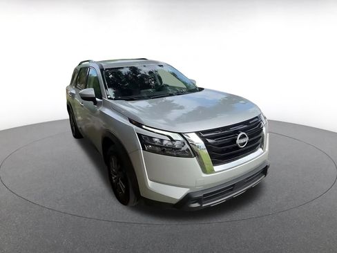Used 2025 Nissan Pathfinder SV FWD image 3