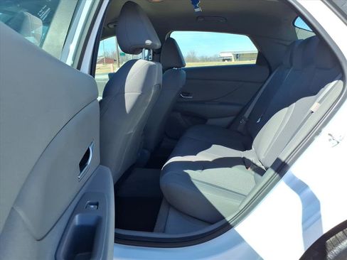Used 2024 Hyundai Elantra SE image 10
