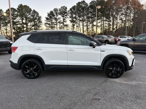 Used 2024 Volkswagen Taos SE image 4