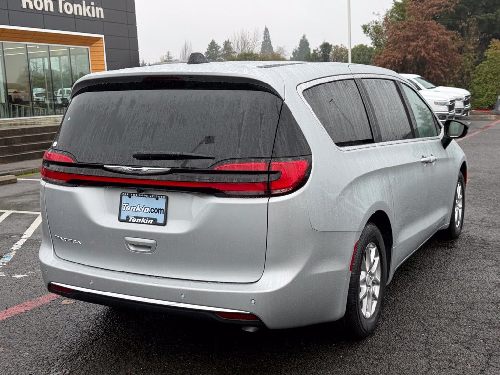 New 2026 Chrysler Pacifica Select FWD image 8