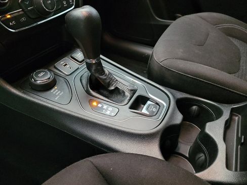 Used 2019 Jeep Cherokee Latitude w/ Popular Appearance Group AWD/4WD image 26