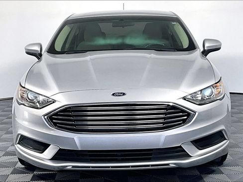 Used 2018 Ford Fusion SE w/ Fusion SE Technology Package FWD image 3