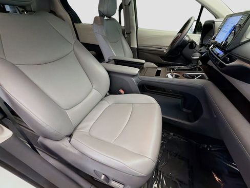 Used 2021 Toyota Sienna XLE FWD image 15