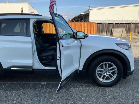 Used 2025 Ford Explorer Active w/ Active Comfort Package RWD image 34