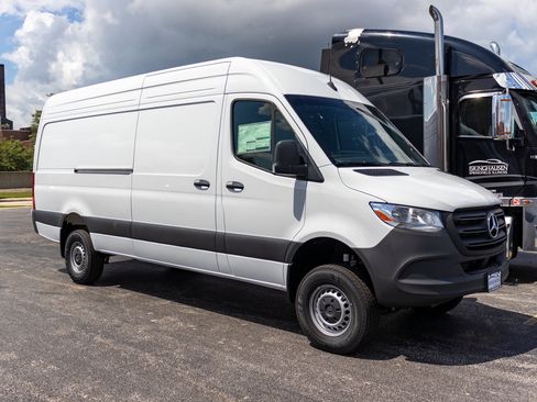 Used 2024 Mercedes-Benz Sprinter 2500 image 2