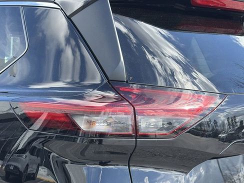 Certified 2025 Nissan Rogue SV image 27