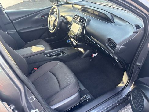 Used 2020 Toyota Prius LE image 32