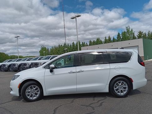 Used 2023 Chrysler Voyager LX FWD image 22