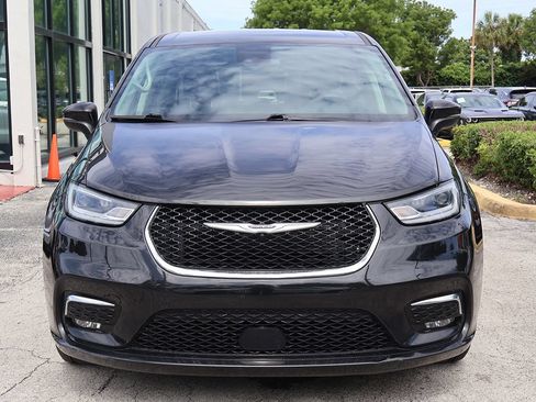 Used 2023 Chrysler Pacifica Touring-L FWD image 9