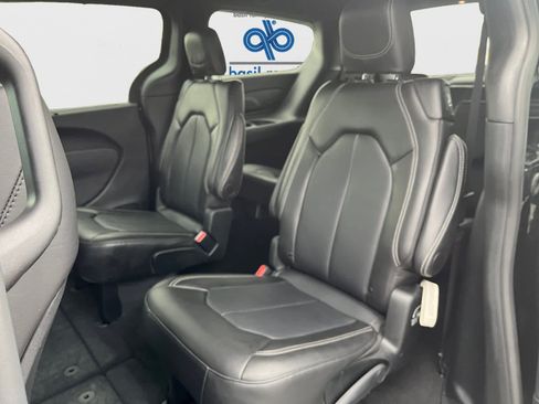 Used 2025 Chrysler Pacifica Select image 16