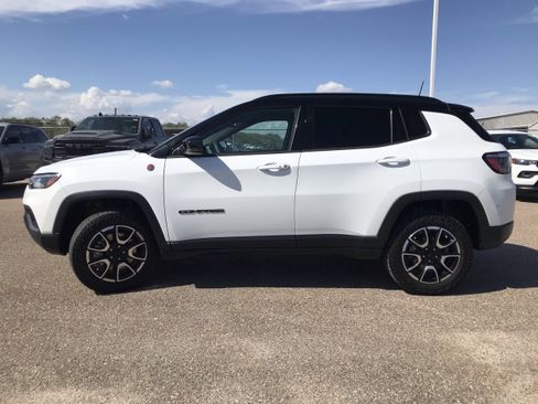 Used 2024 Jeep Compass Trailhawk image 4