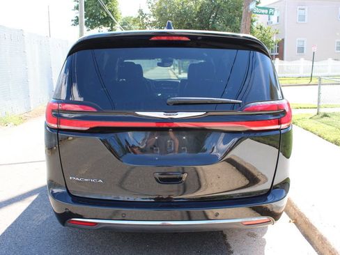 Used 2025 Chrysler Pacifica Select FWD image 6