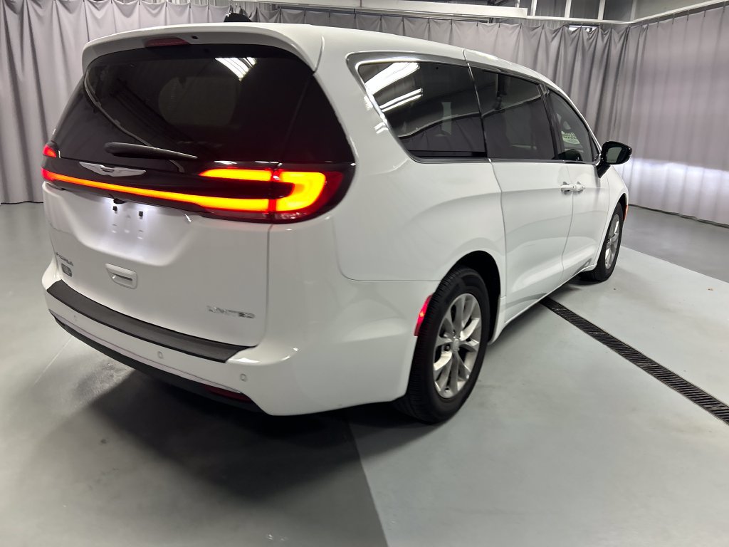 Used 2026 Chrysler Pacifica Limited FWD image 7