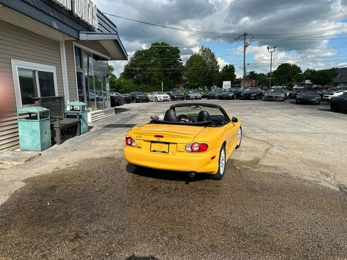 Used 2002 MAZDA MX-5 Miata RWD image 11