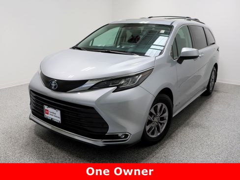 Certified 2021 Toyota Sienna XLE image 2